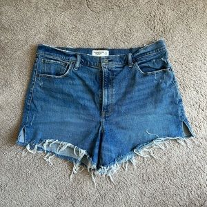 Abercrombie & Fitch The 4” Mom Short High Rise size 33/16